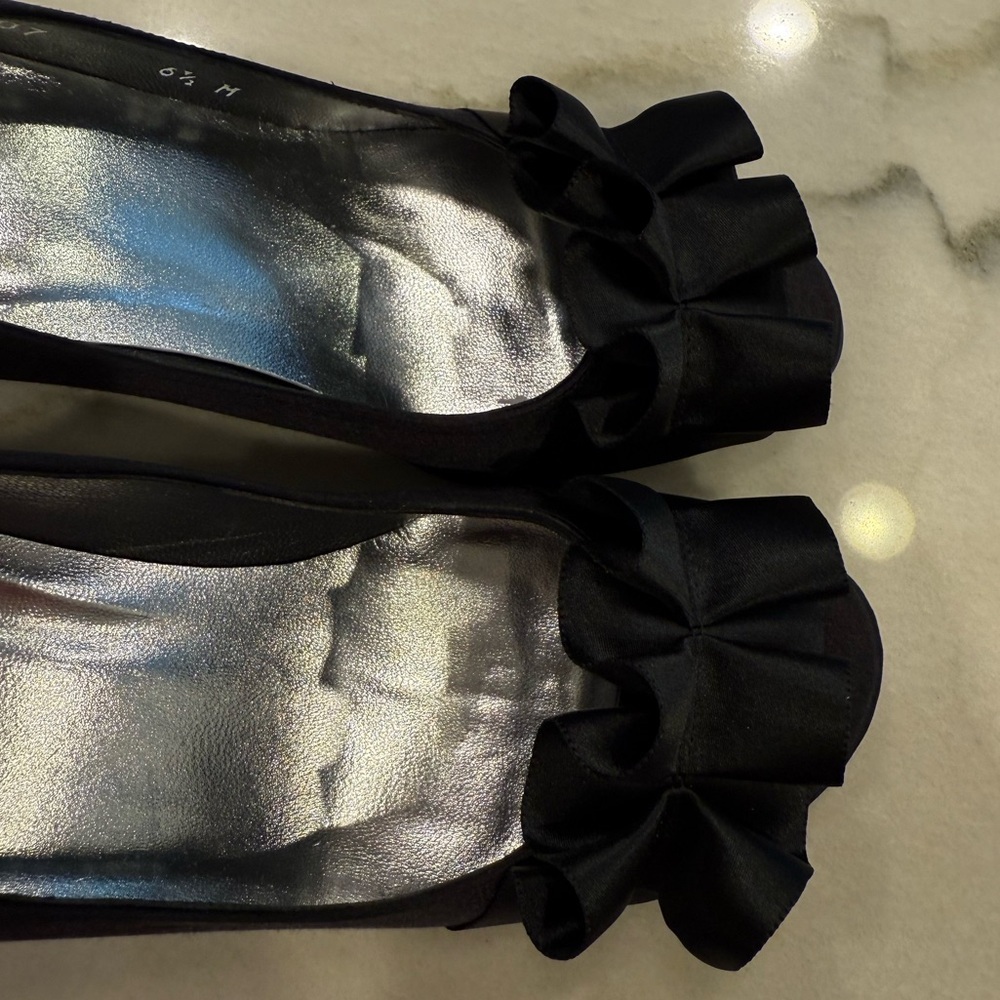 Stuart Weitzman Heels Size 6.5 Black Satin Ruffle - Picture 4 of 15